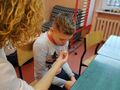 3. Uczeń z pomocą nauczyciela odgaduje zapach. 