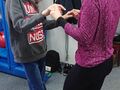 uczeń jest masowany przez nauczyciela jpg