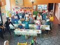 1. Uczniowie wraz z opiekunami podczas zajęć kulinarnych 