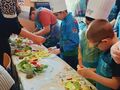 3. Uczniowie przygotowują zdrowy posiłek 