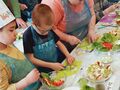 4. Uczniowie kroją warzywa na sałatkę 
