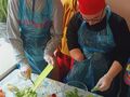 9. Uczniowie przygotowują sałatkę warzywną 