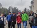 1. Harcerze stoją przy Teatrze im. W. Bogusławskiego 