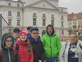 2. Harcerze stoją przed Ratuszem w Kaliszu 