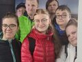 3. Harcerze pozują do zdjęcia na wieży ratusza 