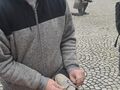 6. Harcerz zawiązuje buta przy Baszcie Dorotka 