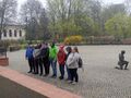 8. Harcerze stoją przed Basztą Dorotki 