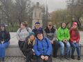 9. Harcerze robią zdjęcie przy Pomniku Asnyka 