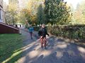 Konkurencja sportowa Kto pierwszy dotrze do mety dziewczynki ścigają się na danym odcinku drogi 