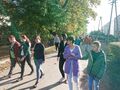 Spacer uczestników rajdu w stronę pobliskiego lasu 