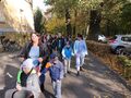 Wyjście uczestników rajdu poza teran szkoły 
