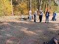 Zawody Chłopcy rzucają kolbami kukurydzy do odalonego celu. 3