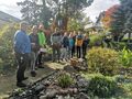 uczniowie podczas zwiedzania ogrodu poznają nazwy roślin i krzewów