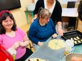 Dzieci robią ciasto nakładają dżem i zwijają rogal