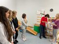 Uczniowie oglądają pomoce edukacyjne pokazywane przez nauczycieli