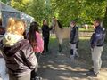 Uczniowie podczas zajęć integracyjnych słuchają lekcji o hipoterapii 