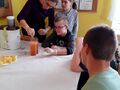 11 Mieszanie soku przez nauczycielkę uczniowie patrzą