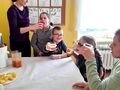 12 Degustacja soku przez uczniów