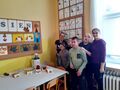 2 Nasza klasa uczniowie nauczycielka oraz pomoc nauczyciela stoją razem w grupie