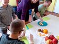 8 Obieranie mandarynki przez nauczycielkę