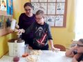 9 Chłopiec wkłada do sokowirówki owocejpg