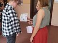 druchna Ania i Iza wręczają harcerzowi zdobyle sprawności