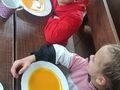 11. Uczniowie jedzący zupę dyniową 