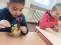 3. Uczniowie jedzący sałatkę owocową 