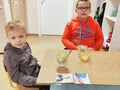 4. Uczniowie jedzący śniadanie 