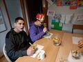 4a. Uczniowie podczas jedzenia śniadania 