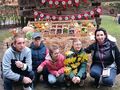 6. Uczniowie przy straganie ekologicznym 