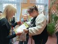 2. Pani Dyrektor wręcza nagrode uczennicy której praca zajęła I miejsce 