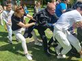 8. Nauczyciele wraz z uczniami przeciągają line 