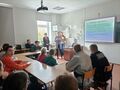 4. Nauczyciel prezentujący rodzaje zagrożeń 
