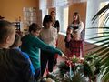 1. Pani dyrektor ogląda stroiki przygotowane na konkurs