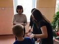 2. Pani dyrektor wręcza dyplom uczniowi 
