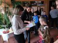 4. Pani dyrektor wręcza uczniom dyplom