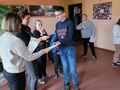 6. Pani dyrektor i nauczycielka wręczają uczniowi dyplom i słodki upominek
