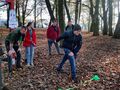 Grupa uczniów należących do szkolnej drużyny harcerskiej znajdują się w parku. Jeden z nich rzuca treningowym granatem ręcznym 