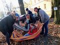 Uczniowie ćwiczą udzielanie pierwszej pomocy. Przenoszą dwie uczennice znajdujące się w hamakach z usztywnionymi stawami kolanowymi 