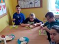 Dzieci samodzielnie przygotowują tostyjpg