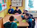 Grupa uczniów je tostyjpg