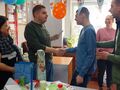 Kacper wręcza Filipowi kartkę urodzinową