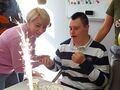 Uczeń patrzy na tort ze świeczkami i płonącą fontanną
