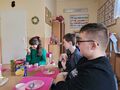 8. Dziewczynka je torta obok siedzą koledzy 