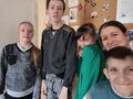 9. Dzieci stoją razem z nauczycielką 