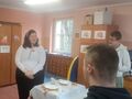 2. Uczniowie stoją i śpiewają solenizantce Sto Lat 