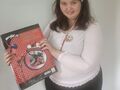 5. Pamela pozuje z prezentem 