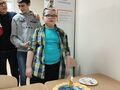 2. Nasz solenizant przed nim stół z tortem za nim koledzy