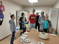 3. Śpiewanie sto lat przez uczniów i nauczycieli obok stół z tortem